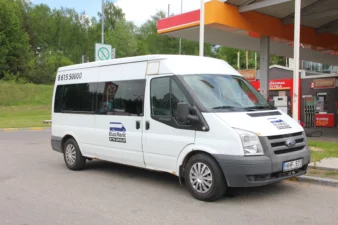 mažas mikroautobusas prie circle K degalinės
