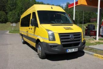 Geltonsa mikroautobuas, skirtas vaikų pervežimui, prie Circle K degalinės