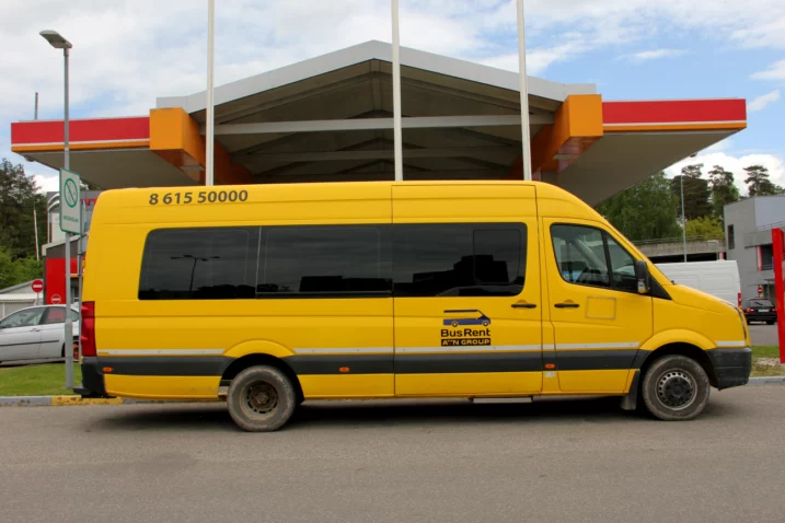 Geltonas mikroautobuas prie degalinės